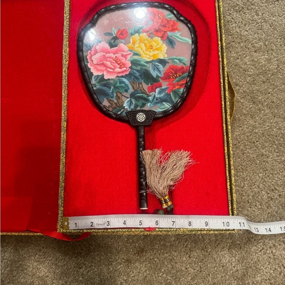Chinese Silk Embroidered Fan with Ornate Stand – Antique Display in Original Box - Picture 9 of 14